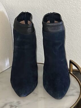 Renvy midnight navy suede ankle bootie 8M